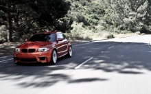 Красный BMW 1 series путешествует по стране
